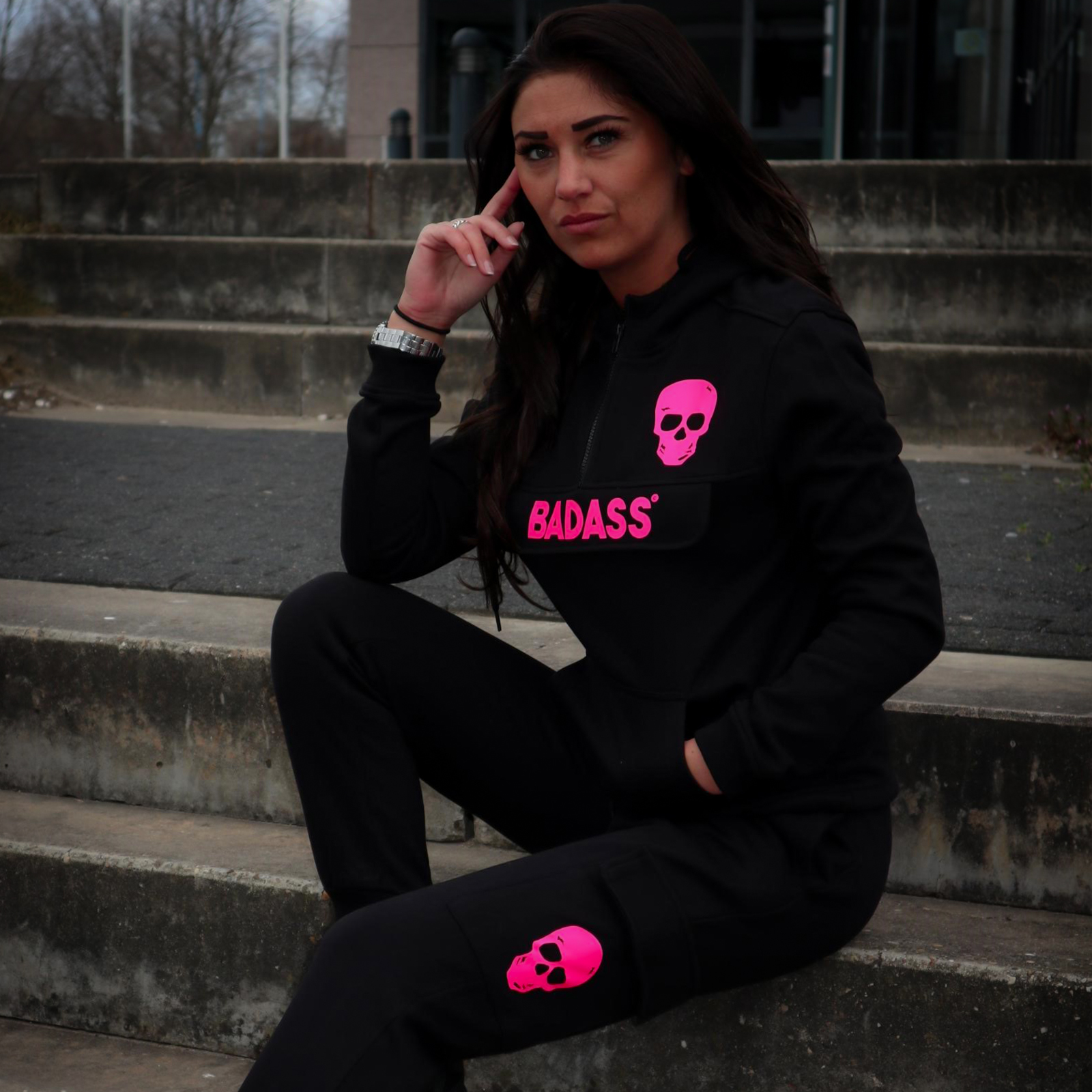 Mens koper spons Dames Joggingpak zwart badass skull neon roze met skull op de broek -  Badass Fashion